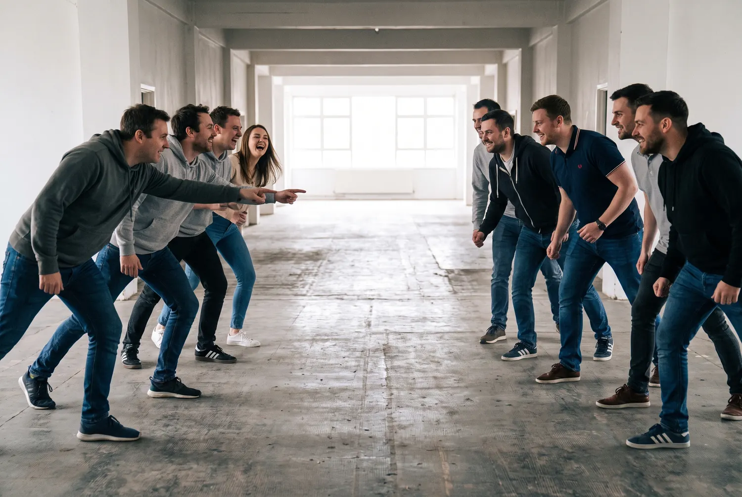 Zwei Teams stehen sich in einem Betongang gegenüber, kurz vor dem Start